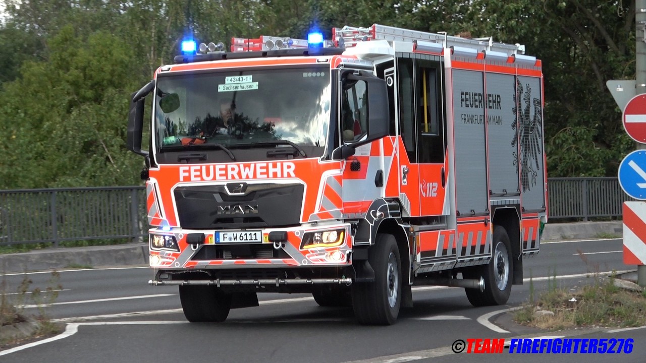 [Wohnungsbrand breitet sich auf Flachdach aus] Großbrand für die Feuerwehr Frankfurt in Schwanheim
