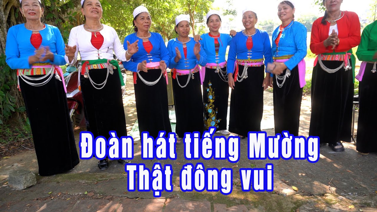 Đoàn nghệ nhân đi Hát tiếng Mường tại Đình Cổi thật đông vui