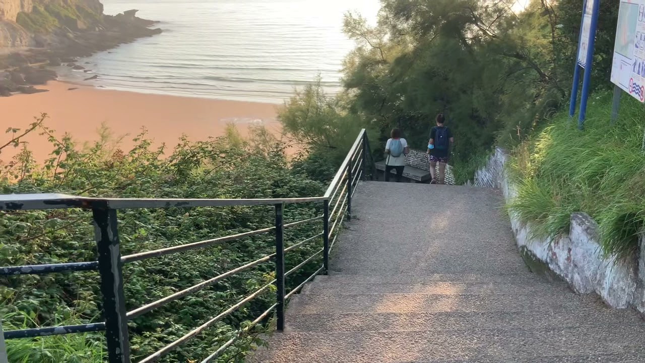 8 de la mañana, semáforo en verde y empiezan a acudir los primeros bañistas a la playa de Mataleñas