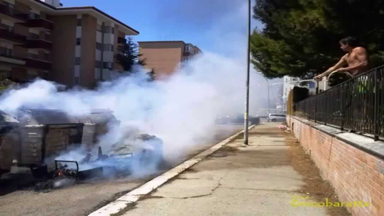 FOGGIA - VANDALI INCENDIANO I CASSONETTI DEI RIFIUTI  UN CITTADINO DOMA LE FIAMME