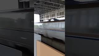あわら温泉駅を通過する北陸新幹線