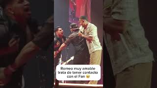 Fan Se Sube A Concierto De Aventura - Romeo Santos - Chicago
