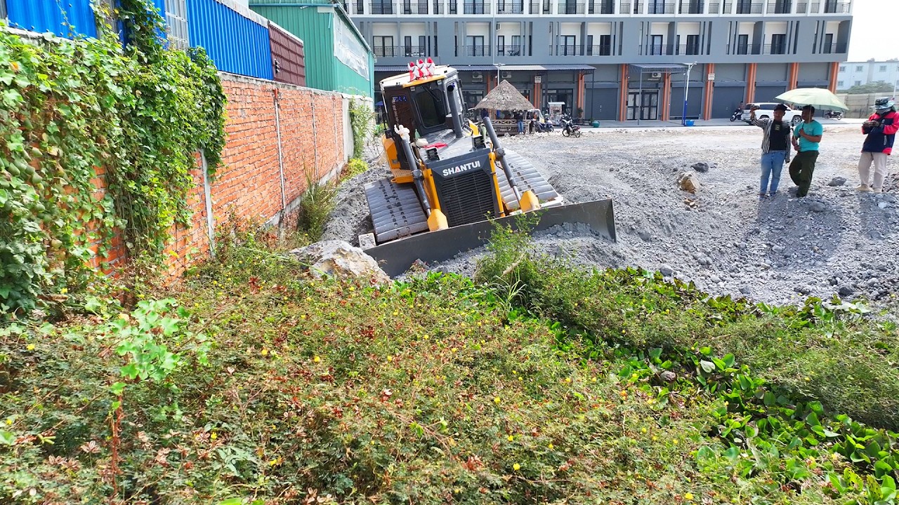 The Projects Complete 100% By DumpTruck DongFeng 10 Wheel And Bulldozer SHANTUI C3 Push Into Water