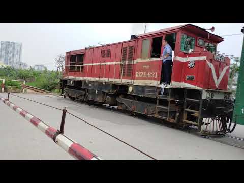 Video D12E-631 ( Hà Lào ) Kéo Tàu Hàng 3601 Giáp Bát - Tiên... - youtube