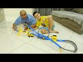 LUCAS E PAPAI BRINCAM COM PISTA DE CARRINHOS METAL MACHINES