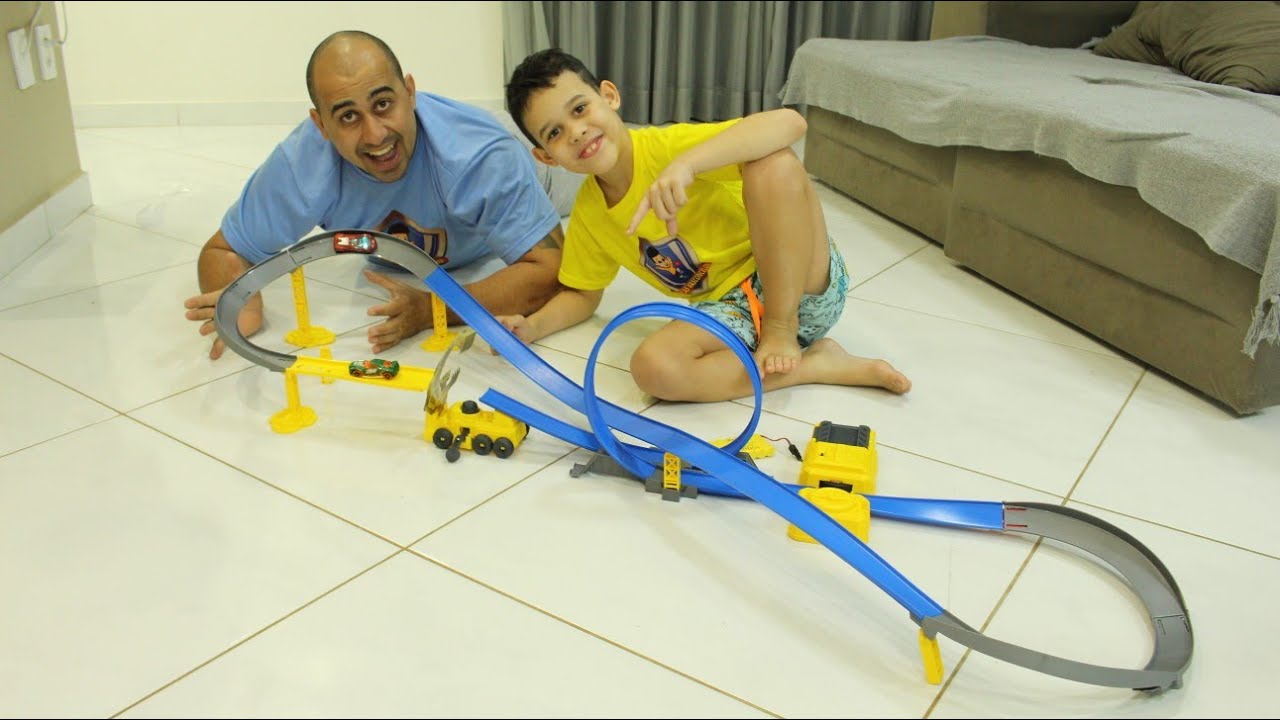 LUCAS E PAPAI BRINCAM DE CARRINHO DE CONTROLE REMOTO 