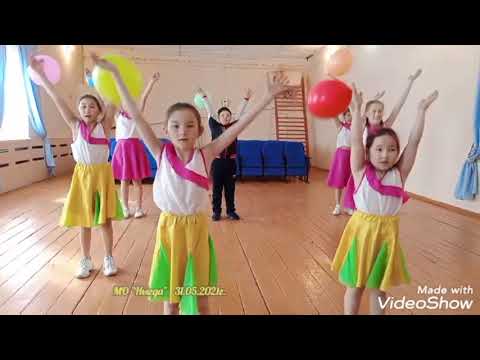 Флэшмоб с воздушными шарами.