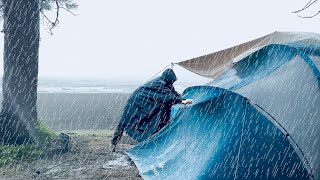 Solo Camping in Heavy Rain and Rainstorm - Camping by the Sea in a Rainstorm