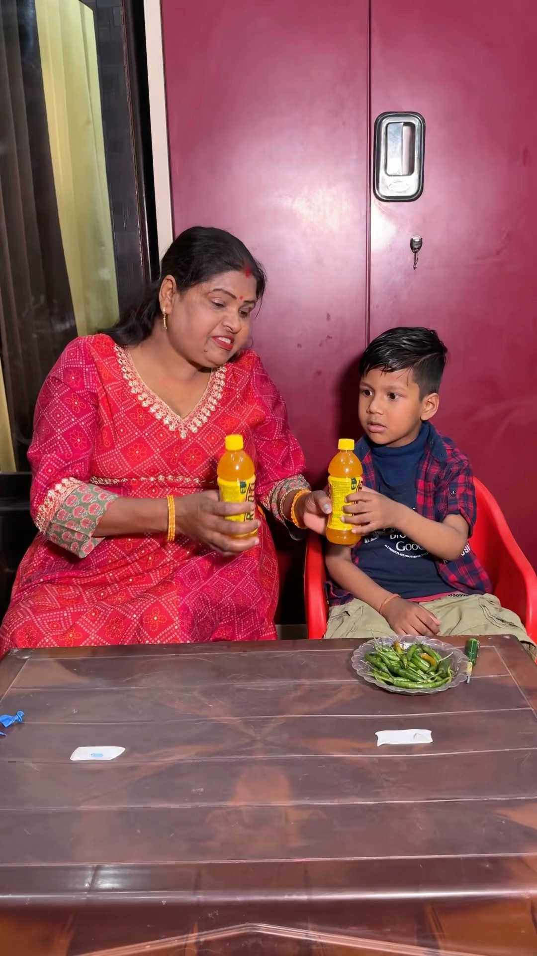 Ayaan ko mirchi mil gayi ?? #shorts #funny #balloon #comedy #ytshorts #funnyvideo #vloggerayaan