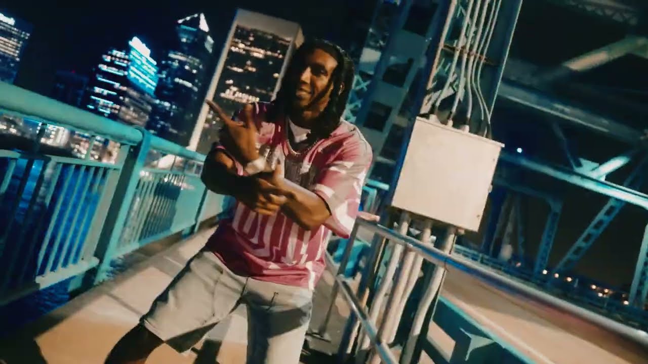 在 YouTube 上观看 Kijan Boone - Thousand Kicks (Official Video)