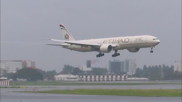 Waw.... Etihad Airways ke Jakarta bawa Pesawat Boeing 777-300 Landing Saat Hujan di Bandara Soetta