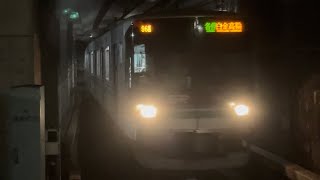 埼玉高速2000系2104編成が警笛を鳴らして六本木一丁目駅2番線に到着するシーン（96M）2023.1.9