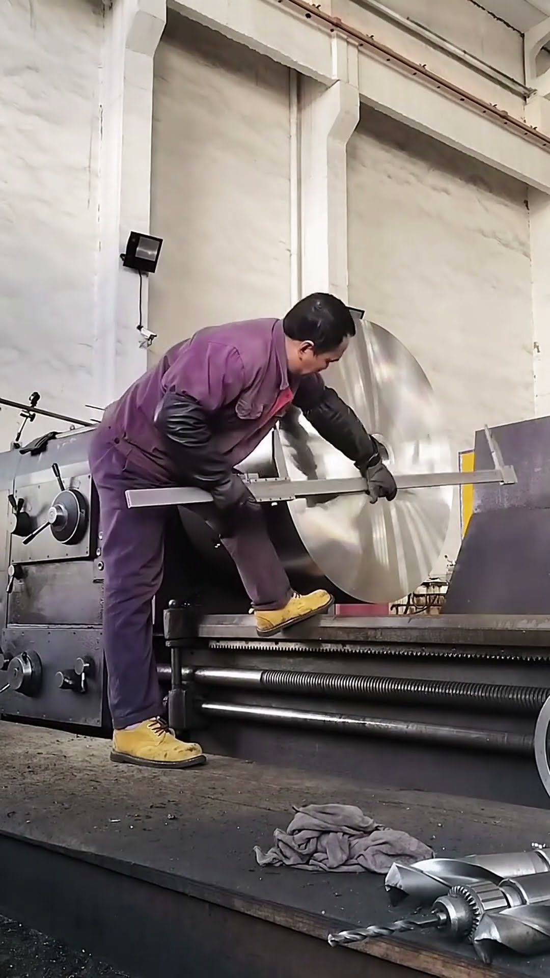 Large cylinder turning processing- Good tools and machinery make work easy