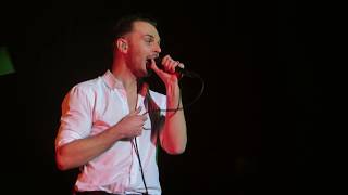 Hurts - All I Want For Christmas Is New Year's Day live at O2 Apollo, Manchester 9th December 2017 Resimi