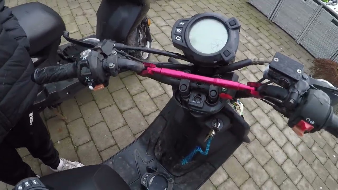 MotoCR Hot 50 Naked - forskellige versioner af speedometeret