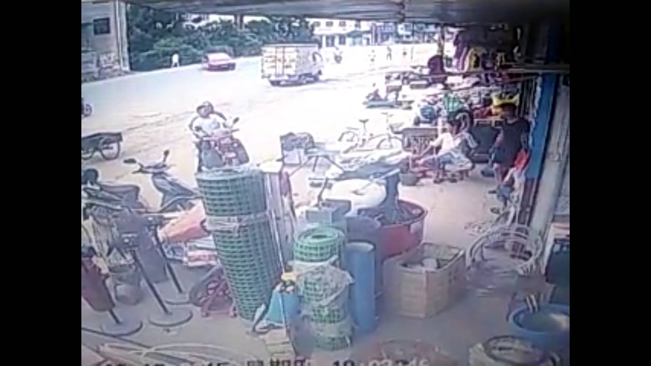 Chinese driver ALMOST HITS AND KILLS PEDESTRIANS YouTube