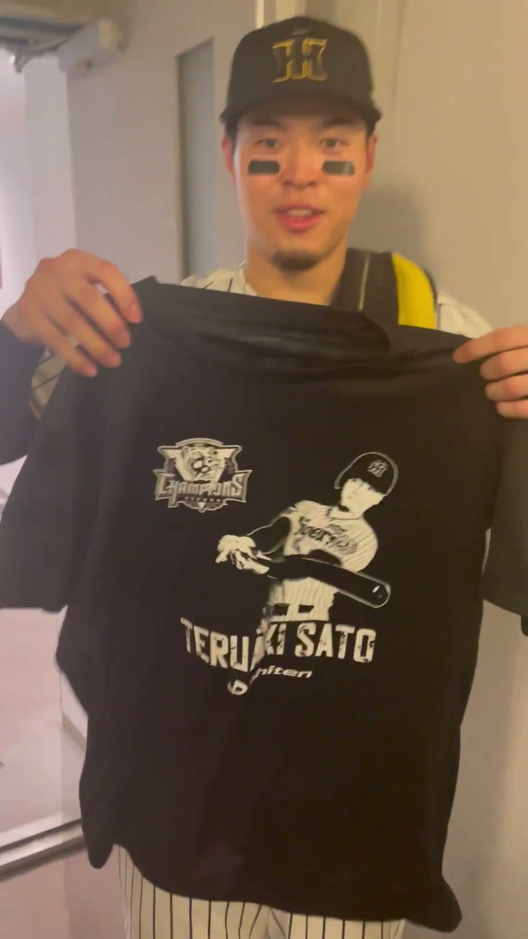 JERAセ・リーグ公式戦 阪神タイガース 優勝直後、ロッカーに戻る佐藤