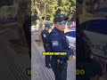 Joven le da lección a policías gandallas