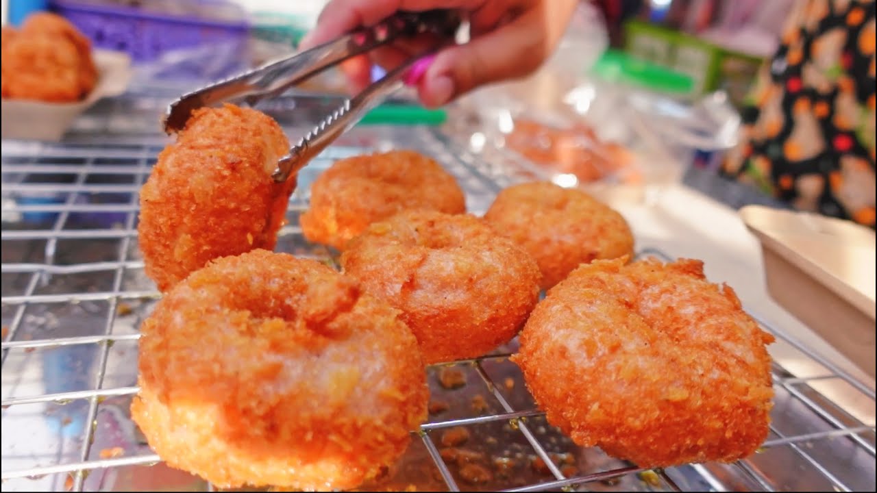 ใคร ๆ ก็ว่าตกกระแสแต่ทำไมร้านนี้ขายได้ขายดี!!??. ลูกค้ารุมเป็นร้อย คิวจองเป็นสิบ ทอดมันกุ้งแม่ประนอม