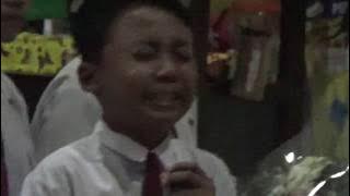 Menangis saat menyanyikan lagu Pahlawan Tanpa Tanda Jasa