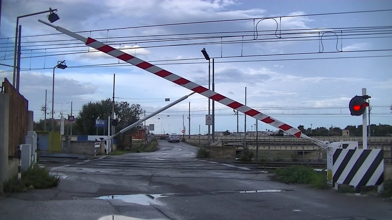 Spoorwegovergang Bari (I) // Railroad crossing // Passaggio a livello
