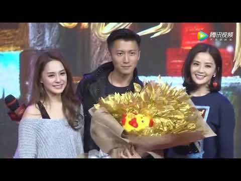 阿娇被男友求婚后首亮相 对镜头甜笑一脸幸福