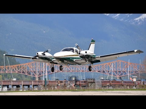 Piper PA-34 Seneca II Approach and Landing