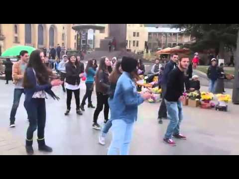 ფლეშმობი და გაოცებული გამვლელები რუსთაველზე - ასე აუხსნა ბიჭმა სიყვარული შეყვარებულს თბილისში