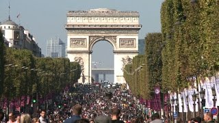 Paris: Une "journée sans voiture" sur les Champs-Elysées