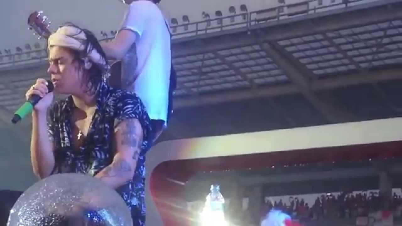 One Direction - Don't forget where you belong live in Turin