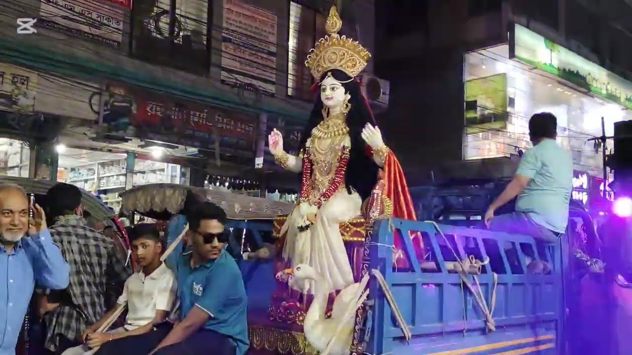 Традиционное шествие грузовиков в честь праздника Сарасвати-пуджа в Комилле, 2025 год.