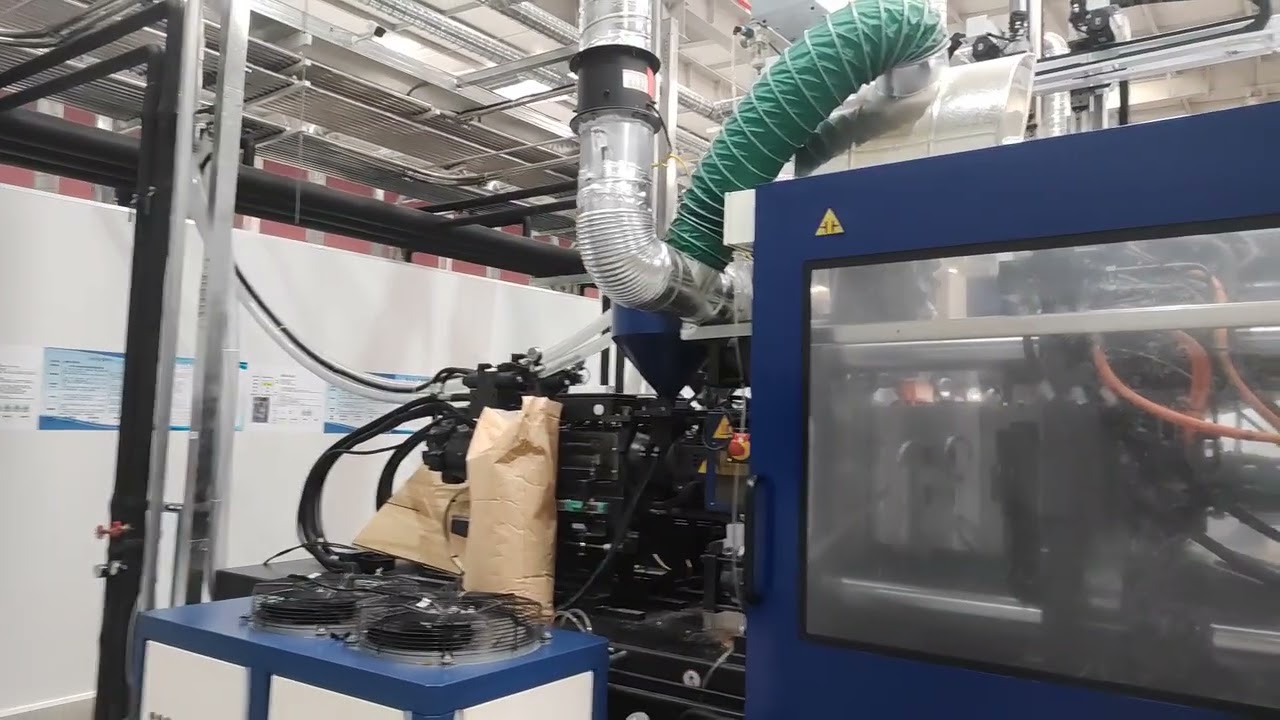 Cleanroom Manufacturing Environment 🌿🏭