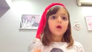 Pee Fille Qui Se Maquille Pour Noël