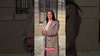 Da li vam se više sviđa Jana sa dubokim dekolteom ili bez? #estrada #jana