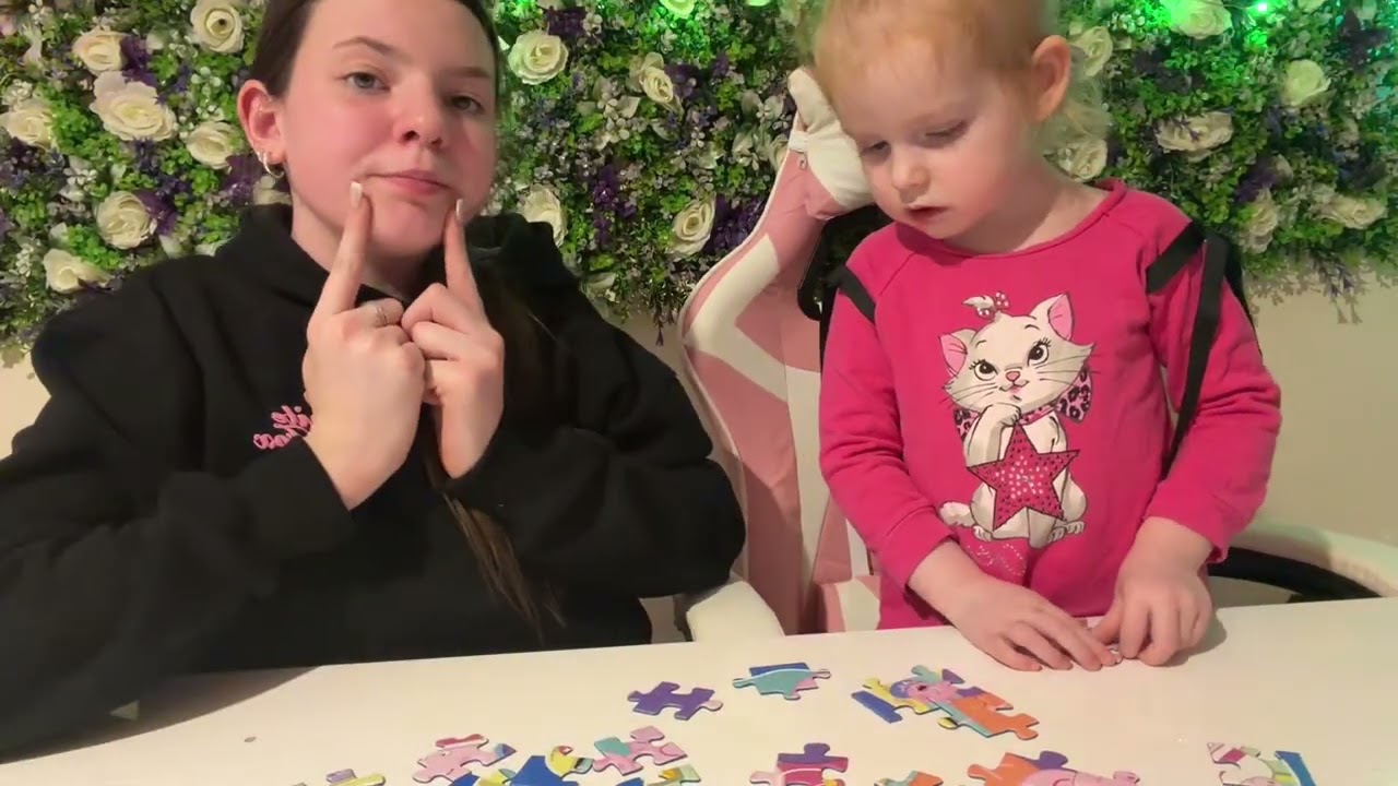 River builds her Peppa pig puzzle with cousin Ryley 