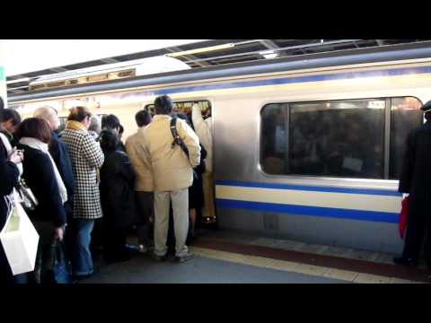 車両火災の影響で横須賀線は大混雑 Youtube