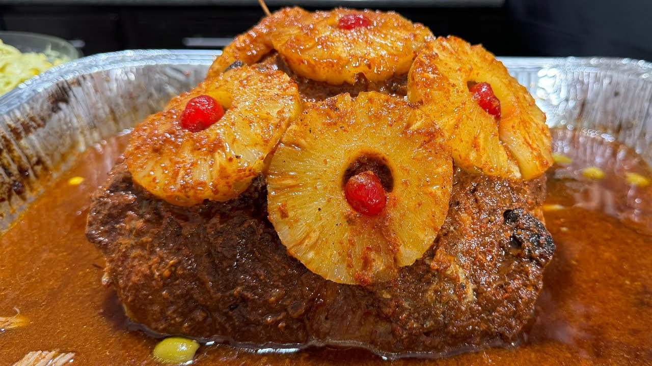 Pierna de cerdo mechada y enchiladas rojas