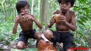 Dois Meninos Brigam Pela Cabeça De Um Porco .
