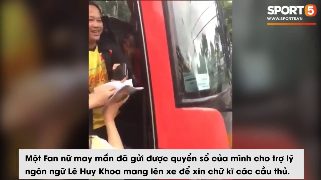 Tùng Lê Sport5 Fan nữ chạy theo xe xin chữ ký của U23 và nhận được kết quả bất ngờ