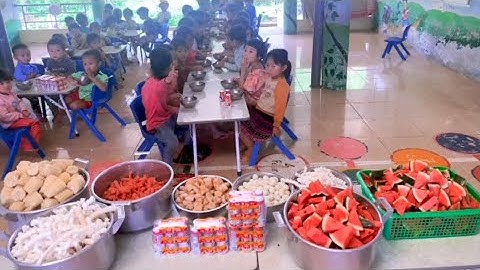 Tiệc buffet của các bé điểm trường bản Khì