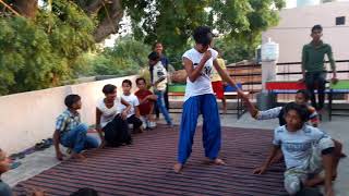 दमघोंटू हवा नाटक प्रस्तुत करते अभिनव टोली के बच्चे