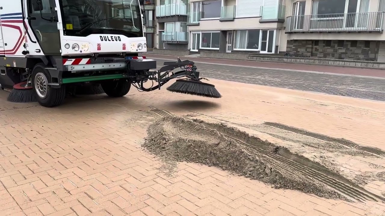 Zand vegen met een Dulevo D6 is gemakkelijk