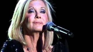 Olivia Newton-John - Help Me To Heal   Arena Santiago 15 Noviembre 2010