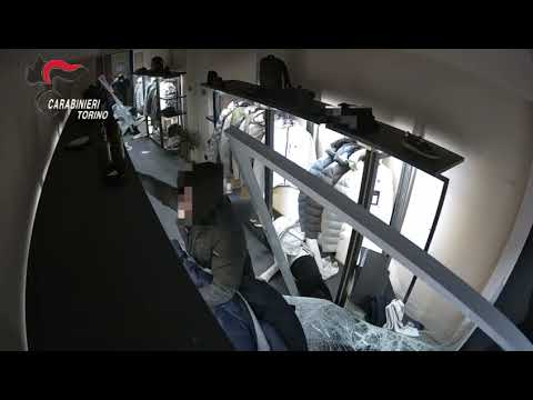 Arrestati i responsabili della “spaccata” da 20.300 euro in giubbotti -Video-