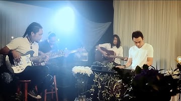 Estranged - Hancur Aku ft. Fazura (Official Music Video)