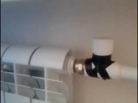 Кран американка для радиаторов. Подтекает кран радиатора. Капает из батареи. Потек кран на батарее отопления. Подтекает кран радиатора.