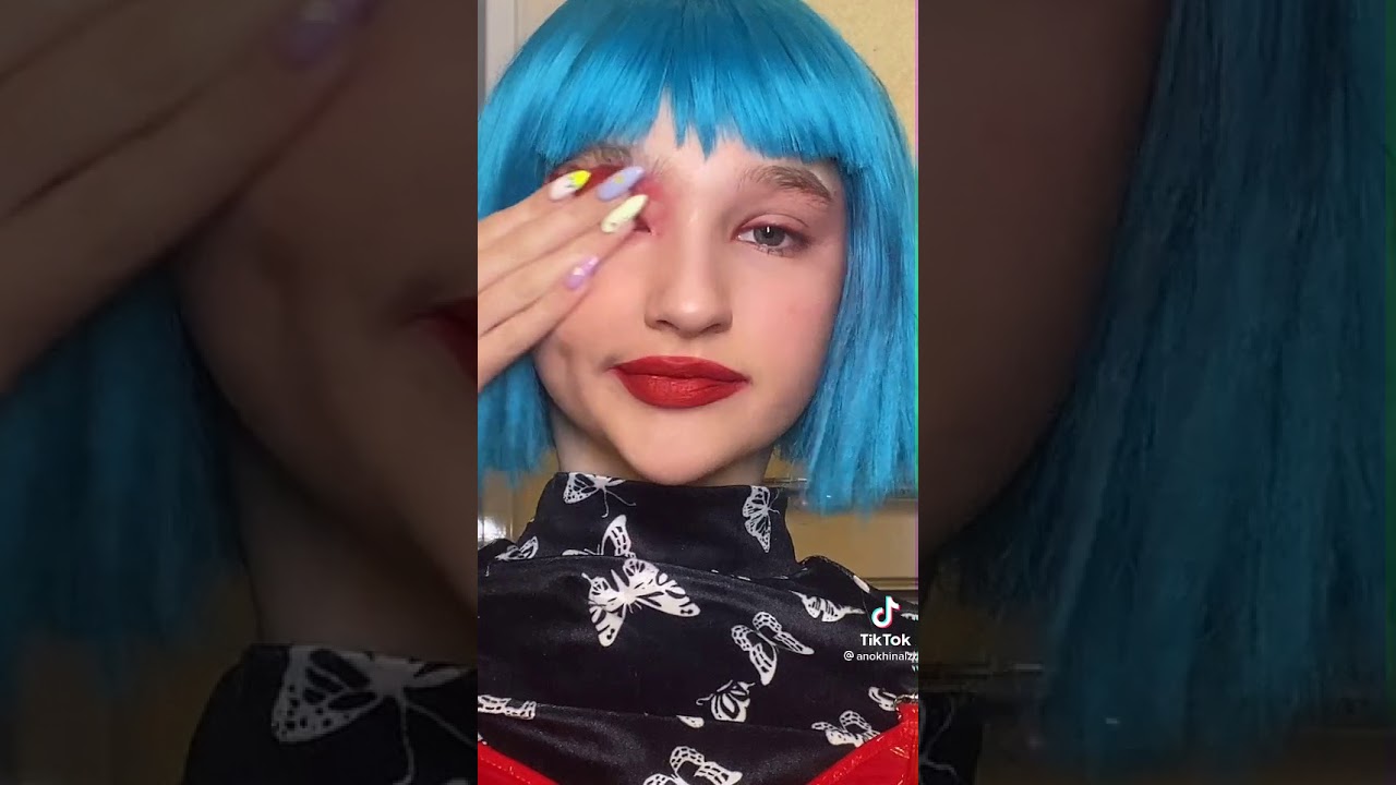 chica del pelo azul desmaquillandoce 💙