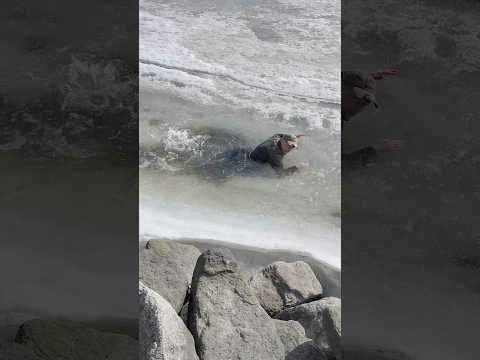 Załamał się lód. Co robisz? #survival #ciekawostki thumbnail