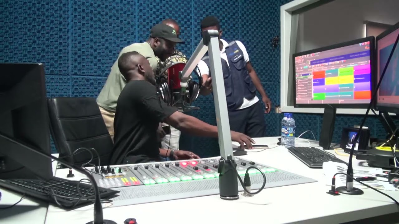 PROGRAMA  DOMINGO MAIS RUBRICA BOM INLGES NA RÁDIO  MAIS HUAMBO