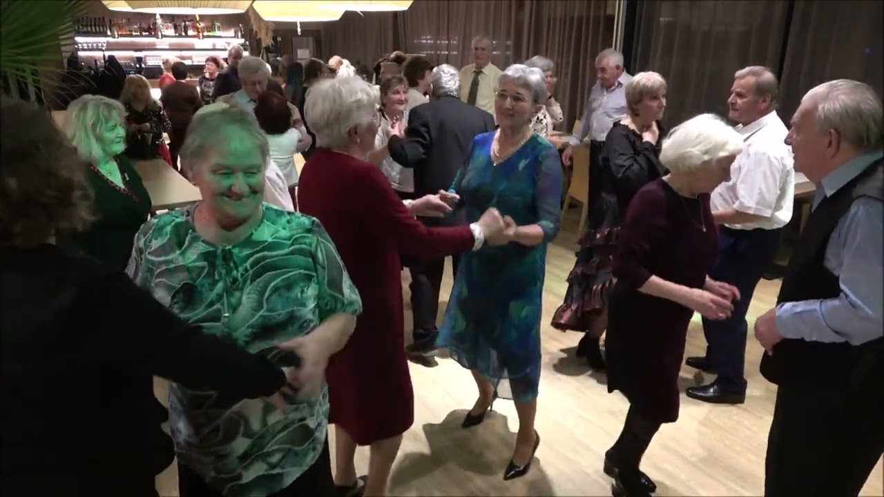 07. Forrósodik a hangulat, jött Marina, kettő is, mulattunk a hordó tején is, és a tánc, az csoda,